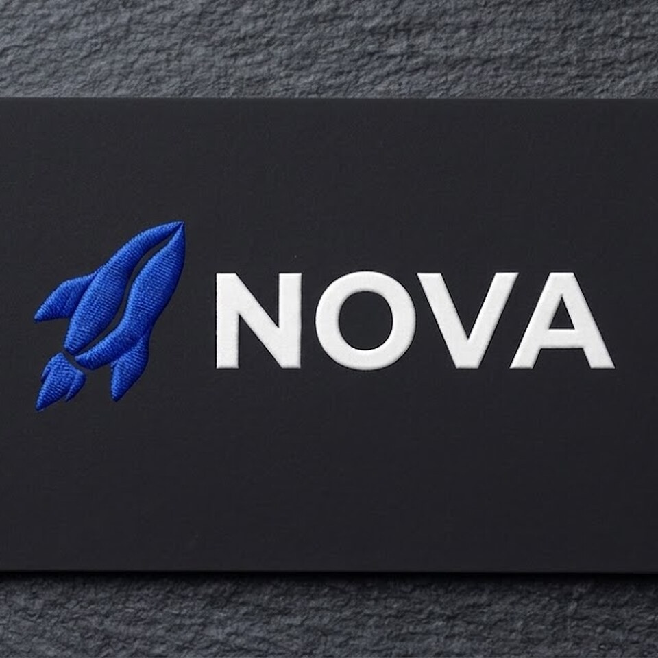 Tarjeta Nova Card en PVC negro con el cohete bordado y el logo Nova en relieve